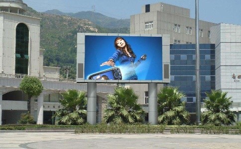 戶外led屏在雨季如何預(yù)防雷電呢？