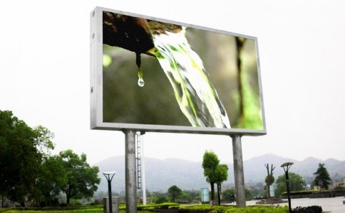 高速公路中大型 LED 顯示屏廣告與傳統(tǒng)廣告的優(yōu)勢對(duì)比分析