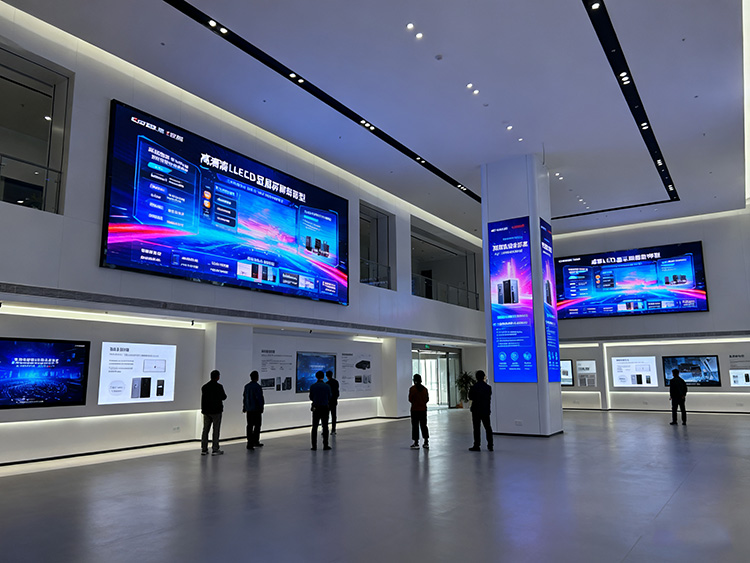 成都LED顯示屏應(yīng)用指南：商鋪門頭/會(huì)議大屏/舞臺(tái)租賃如何選？- 場景方案全解析