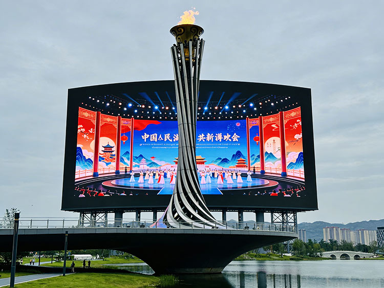 高亮抗曬、IP65防護：成都戶外全彩屏的核心技術(shù)解析
